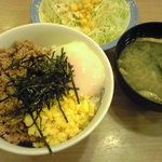 松屋 - 2011/11/11　親子そぼろ丼390円786kcal