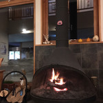 いわない温泉高島旅館 - ロビーにある暖炉