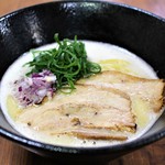 くろす - 料理写真:鶏煮込み塩らーめん