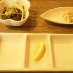 串だいにんぐ 華楽 - ランチセットのサラダと小鉢