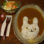 うさぎとぼく - じゃ～ん！これがうさぎとぼく名物のうさカレーセット850円(サラダ・ドリンク付)