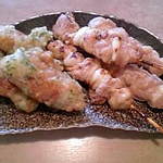 惣菜みやはら - 鶏皮餃子（３つで１２０円）焼鳥塩・にんにく串（各一本５０円）
