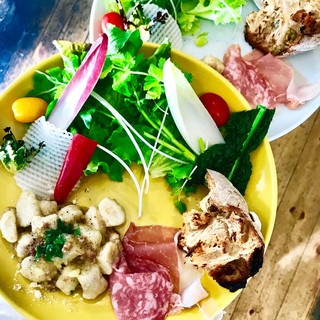 新鮮な野菜を使ったランチプレート。