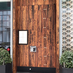 DADONG - やたら重厚なドア。