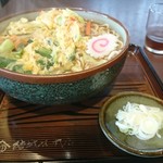 そば処 結城屋 - 「野菜とじそば」(¥800-税込)の全景です。年代物のお盆にのせられて登場です。