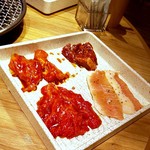 焼肉バル ケセラ・セナラ - ホリデーランチ【焼肉４種盛ランチ￥1250(税込)】
            トントロ、鶏、ロース、ハラミ
            前菜５種・サラダ・ライス・スープ付き
            ２切れずつあったので、ツレと仲良くシェア♪