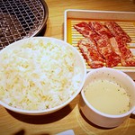 焼肉バル ケセラ・セナラ - ホリデーランチ【牛カルビランチ￥1480(税込)】
            前菜５種・サラダ・ライス・スープ付き
            白濁した牛骨スープが美味し♪
            お肉の量は…この大きさのお皿だとちょっと寂しいですね(笑)