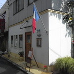 フランス国旗が目印