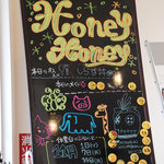 Honey Honey - 店内にあったスタッフ紹介とランチメニュー表記