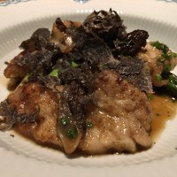 au deco - 温前菜：仔牛ロニョンのソテー モリーユ茸・シェリー酒と 黒トリュフを削って
