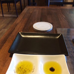 selvatico kidoguchi - パンは2種類のオリーブオイルで