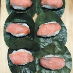 越後村上 うおや - ご飯が少し大きいけれど柿の葉に包む