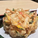 味奈登庵 - 野菜かき揚げ天。
      この日は標高低め、油を多めだったな。
      ま、これだけ通っていれば、こういう日もある。