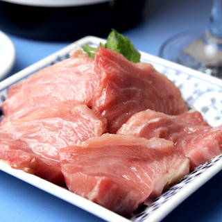 A rare item with a melty texture that brings out the deliciousness! Real tuna brain sashimi≫