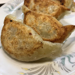 ナオナオ餃子 - 焼き餃子   皮が厚くてモッチリ♪ お店のオススメは水餃子なんだけど私は焼きの方が好き