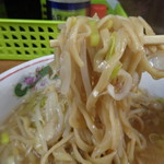 ラーメン二郎 - ネギか絡んでまた旨い