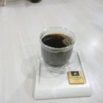 ナナイロ コーヒー ブリュワーズ - 1年ほど前に足を運んだ「Nanairo Coffee Brewers」ですが、先日、新横浜で仕事があった帰りに足を運んで「ペルーコーヒー（エルバルト農園）」500円を注文。