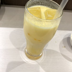 カレーリーブス カフェ＆レストラン - マンゴーラッシー