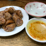 豚の味珍 - ◉尾 720円×1皿 　今回はお酢・カラシ多めでタレを作りました。奥の皿に取り分けた骨を出します