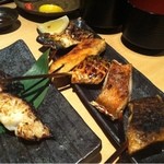 Gyoei - 炭火で炙った銀ムツと魚の串焼き