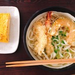 ミノラス食堂 - 天ぷらを載せたうどんと厚焼き玉子