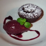 ラ シャッス - 温かいフォンダンショコラ 山ブドウのソルベ添え