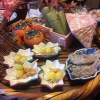 とうふ屋うかい 鷺沼店 - 季節の盛り合わせ、ヤマメの揚げ物、銀杏、柿の葉寿司、柿のとうふあえ。