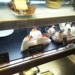 上島珈琲店 - ショーケースには、美味しそうなケーキが