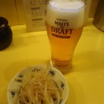 麺屋天王 - 生ビール 300円、お通し(サービス)