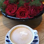 カフェ ザ ガーデン - カフェラテに薔薇を添えてみました