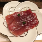 鮨みなと - メジマグロの漬け♬︎ うっすらニンニク風味、
      アクセントに青ネギをすり鉢で擦って乗せてます