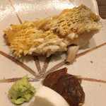 鮨みなと - 甘鯛の松笠焼き♬︎遠火の弱火でじっくりと焼き、
      鱗の美味しさを最大限に引き出します。
      添えられた『マグロの佃煮』も美味♡