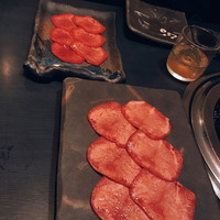 吟味屋 北浜店 - たん(奥)と 上たん(手前)