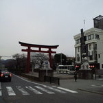 鎌倉あきもと - 二の鳥居の目の前にあります。