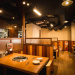 肉問屋直送 焼肉万里 - 内観写真: