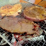 炭火でふっくらと焼く牛豚鶏肉盛り