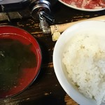 ホルモン焼肉 縁 - 山盛りゴハンとスープ