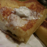 103355022 - フレンチトースト；アップ；生クリームをつけて