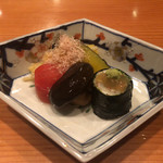 日本料理 たかむら - 炊き合わせとズワイガニの磯辺巻き。