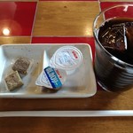 やいま食堂　びん玉家 - サービスのアイスコーヒーは石垣島産黒糖菓子付き