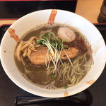 らーめん仙代 - 燻製3倍煮干し醤油 ¥780 煮卵¥90
      ふんだんに使われた煮干しの旨味がたまらない( ´∀`)b