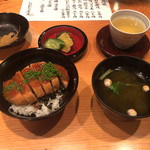 日本料理 たかむら - カツ丼、吸い物、香の物。締めのボリューム。笑