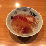 日本料理 たかむら - いちごの梅酒ゼリー。このいちごもまた旨い。
