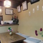 お茶の間 - 店内はお庭のお花で一杯です。
