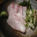 鳥よし - カンパチの刺身（値段消失）　いい感じの食感♪鮮度を感じます。