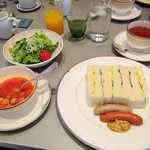 Kuyou An - 朝食・モーニングサンドウィッチ グリルソーセージ添え。 