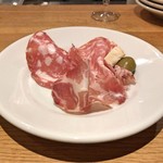 スガハラ - 黒胡椒入りサラミ + フェンネルシード入りサラミ + コッパ + 小桃の酢漬け + タレッジョチーズ