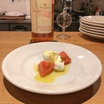 スガハラ - カプレーゼ（水牛のモッツァレラチーズ + フルーツトマト）