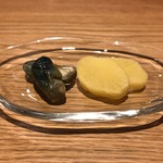 スガハラ - 焼酎に漬け込んだ茄子の漬物 + たくあん（サービス）