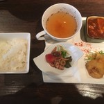 Koube Baru Motomachi Baru Chari - 日替り　3種プレートランチ（あらびきソーセージと男爵芋のデミグラス煮込み、イカのフリット、若鶏とフレッシュトマトのマリネ） 